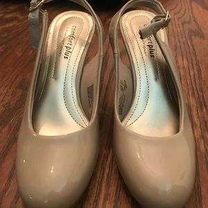 EUC 3” BEIGE ANKLE STRAP HEELS